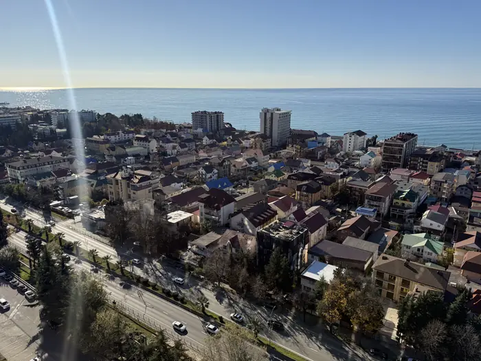 Городская застройка и море с высоты