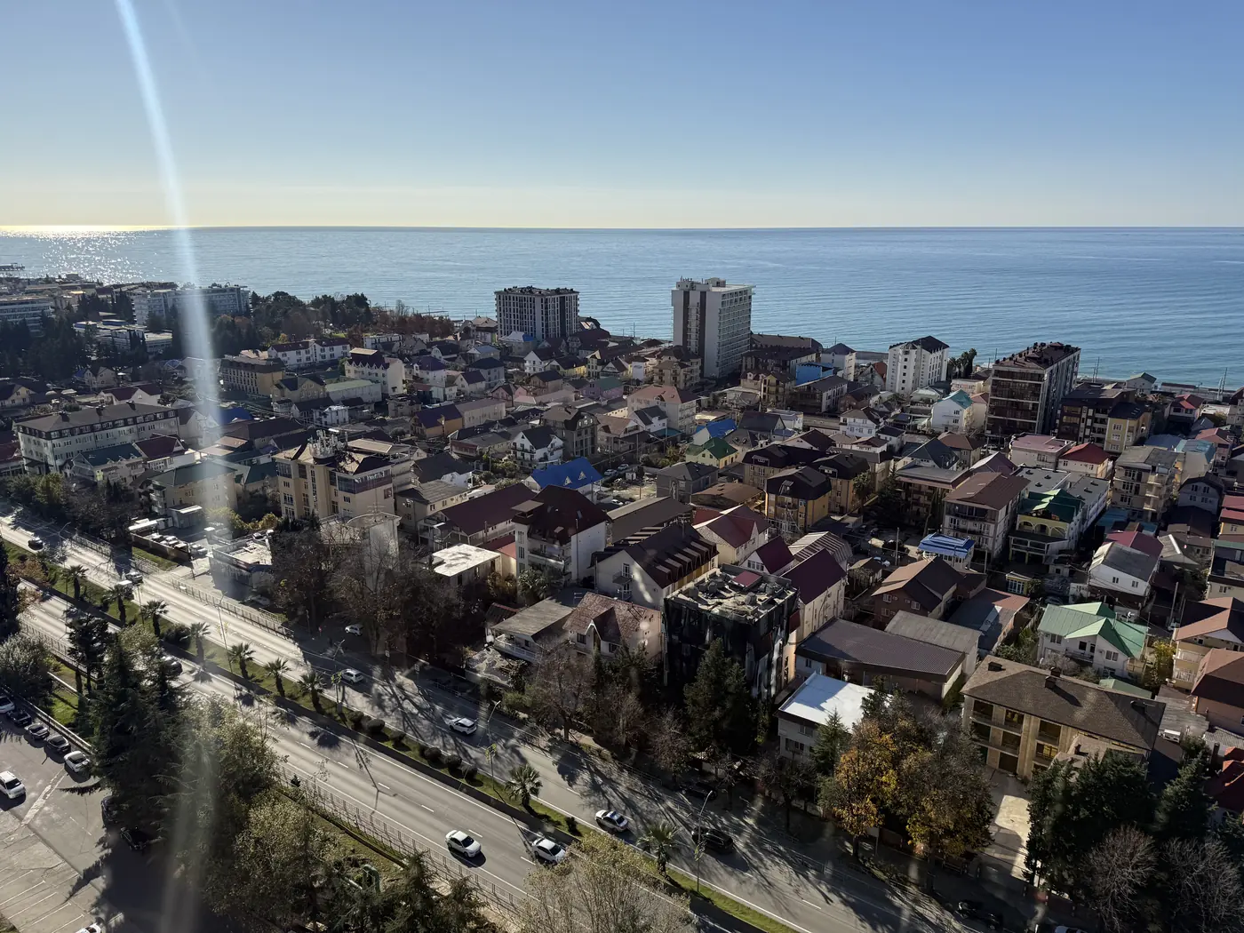 Городская застройка и море с высоты